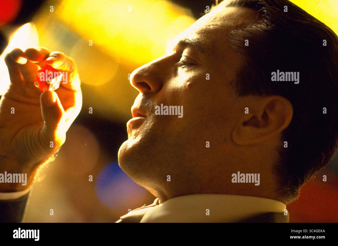 PUBLIÉ le 22 novembre 1995 - CASINO - L'acteur ROBERT DE NIRO joue le rôle de Sam 'Ace' Rothstein dans ce drame criminel récompensé par Universal Pictures, 'Casino'. Réalisé par Martin Scorsese. L'avidité, la tromperie, l'argent, le pouvoir et le meurtre se produisent entre deux meilleurs amis mafieux et une femme trophée sur un empire de jeu. SLOGANS : vous ne restez pas au sommet pour toujours danger. Alimentation. Séduction. [DVD] personne ne reste au sommet pour toujours. La chance n'a rien à voir avec les jeux auxquels ils jouent. Ils avaient tout, ils ont couru le spectacle, et c'était le paradis... tant que ça a duré. Ne poussez pas votre chance. Le gagnant perd tout. Banque D'Images