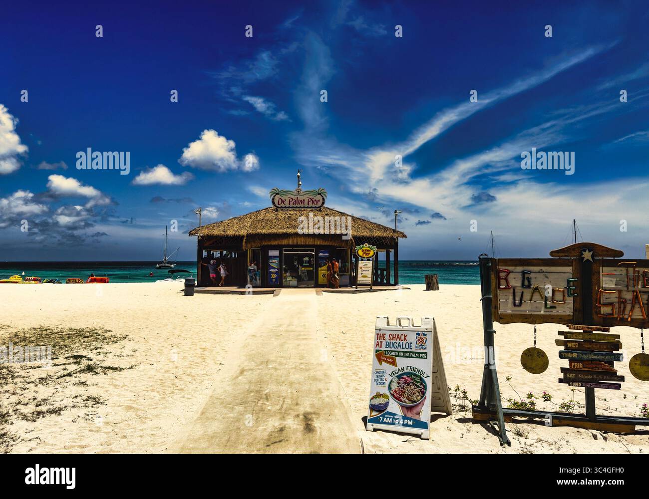 Restaurants et boutiques de la jetée sur Palm Beach Aruba Banque D'Images