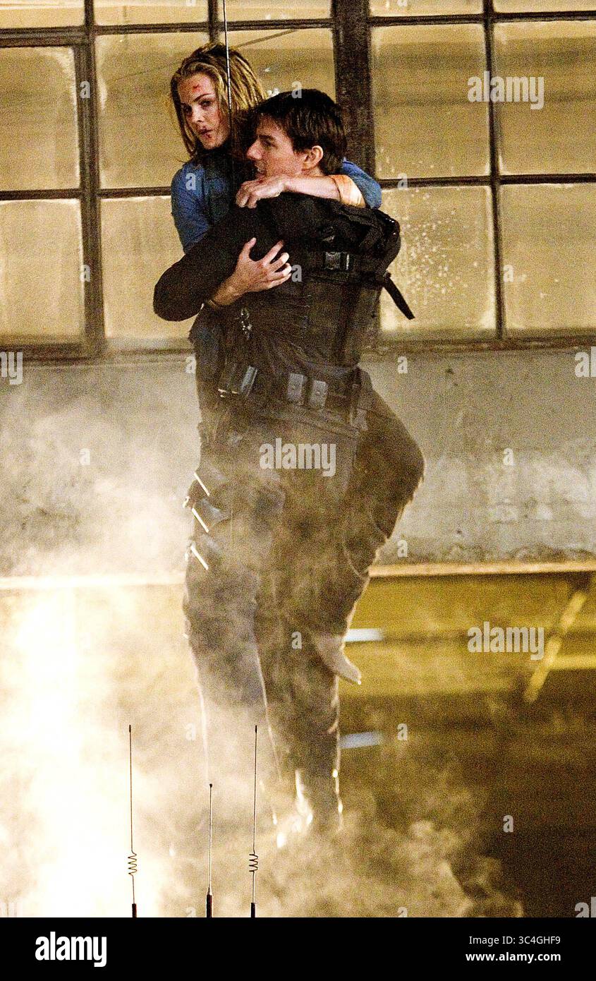 Le 04 mai 2006 - .K47720ES.MISSION : IMPOSSIBLE 3.TV-FILM STILL. Ethan Hunt (Tom Cruise, droite) porte secours à l'agent du FMI Lindsey Farris (Keri Russell, à gauche) dans Ã'MMission : Impossible III. (Crédit Image : © Globe Photos/ZUMApress.com) Banque D'Images