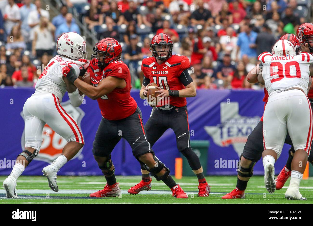 1er septembre 2018 : Alan Bowman (10 ans), le quarterback des Texas Tech Red Raiders, repasse au quatrième quart-temps contre les Mississippi Rebels lors du Kickoff d'Advocare Texas entre les Ole Miss Rebels et les Texas Tech Red Raiders au NRG Stadium de Houston, Texas. John Glaser/CSM(image de crédit : &copy ; John Glaser/CSM via ZUMA Wire) Banque D'Images
