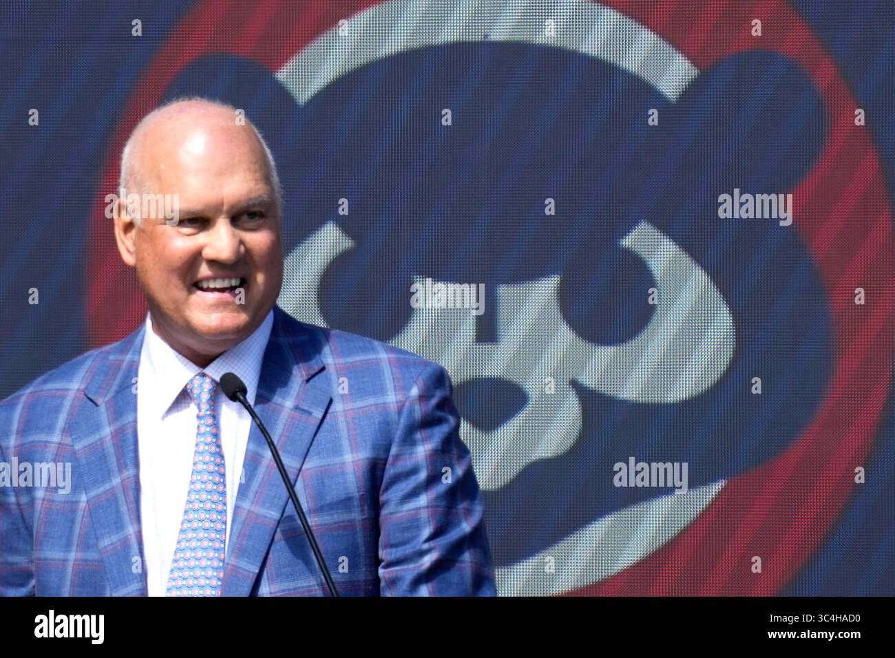 FILE - Former Chicago Cubs player Ryne Sandberg speaks before the team unveils a statue of him before a baseball game against the New York Mets in Chicago, Sunday, June 23, 2024. (AP Photo/Nam Y. Huh,File) Banque D'Images