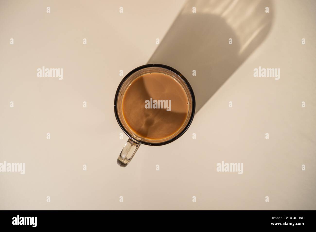 Pose à plat d'une tasse de café sur un fond clair. Idéal pour les menus de café, les blogs de style de vie, l'image de marque des boissons ou les visuels minimalistes de nourriture et de boisson Banque D'Images