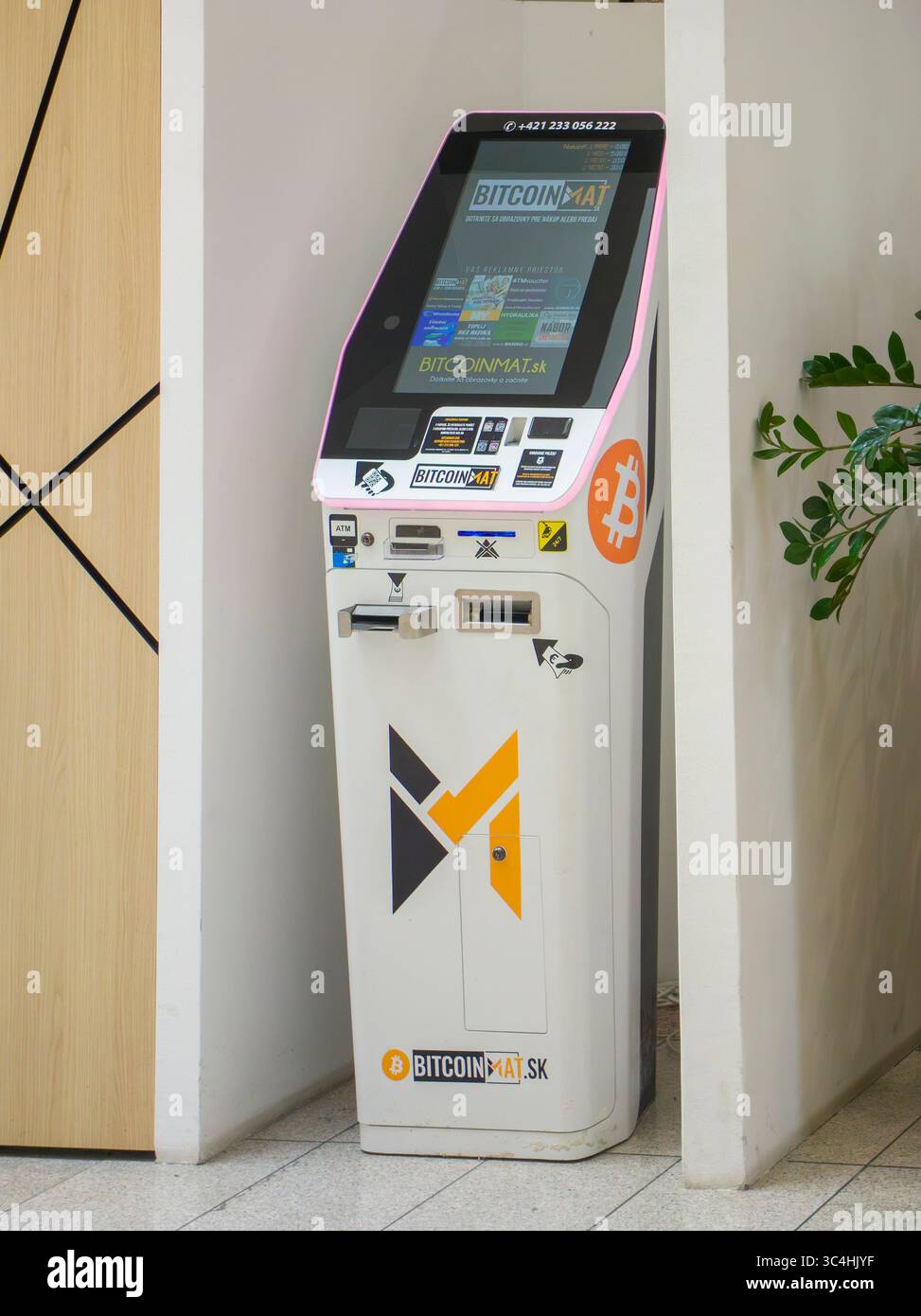 Bitcoin crypto monnaie ATM dans le centre commercial, janvier 2022, Poprad,  Slovaquie Photo Stock - Alamy