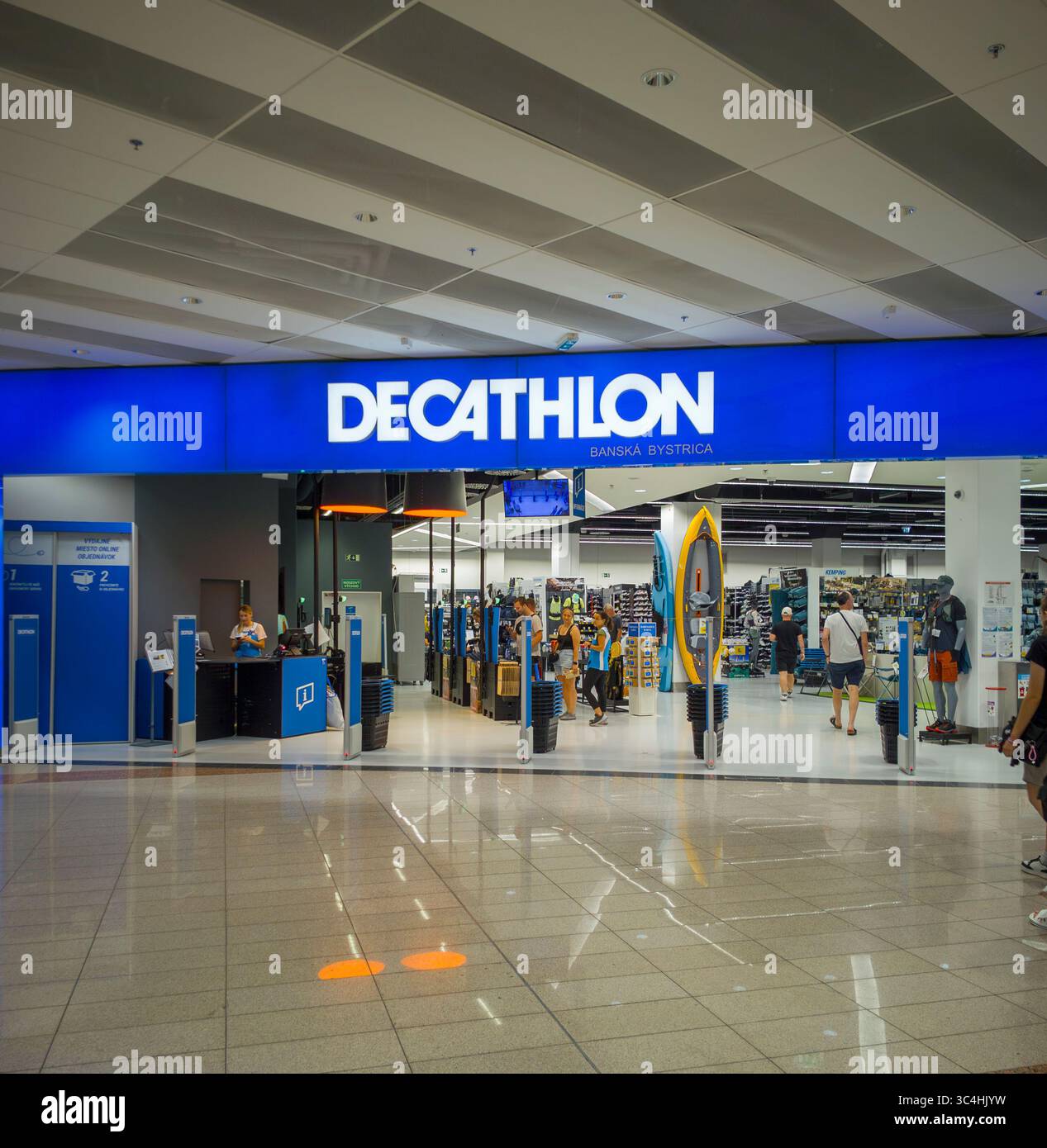 Banska Bystrica, Slovaquie - 19 juillet 2025 : entrée au magasin de sport Decathlon. Decathlon est le plus grand détaillant d’articles de sport au monde. Banque D'Images