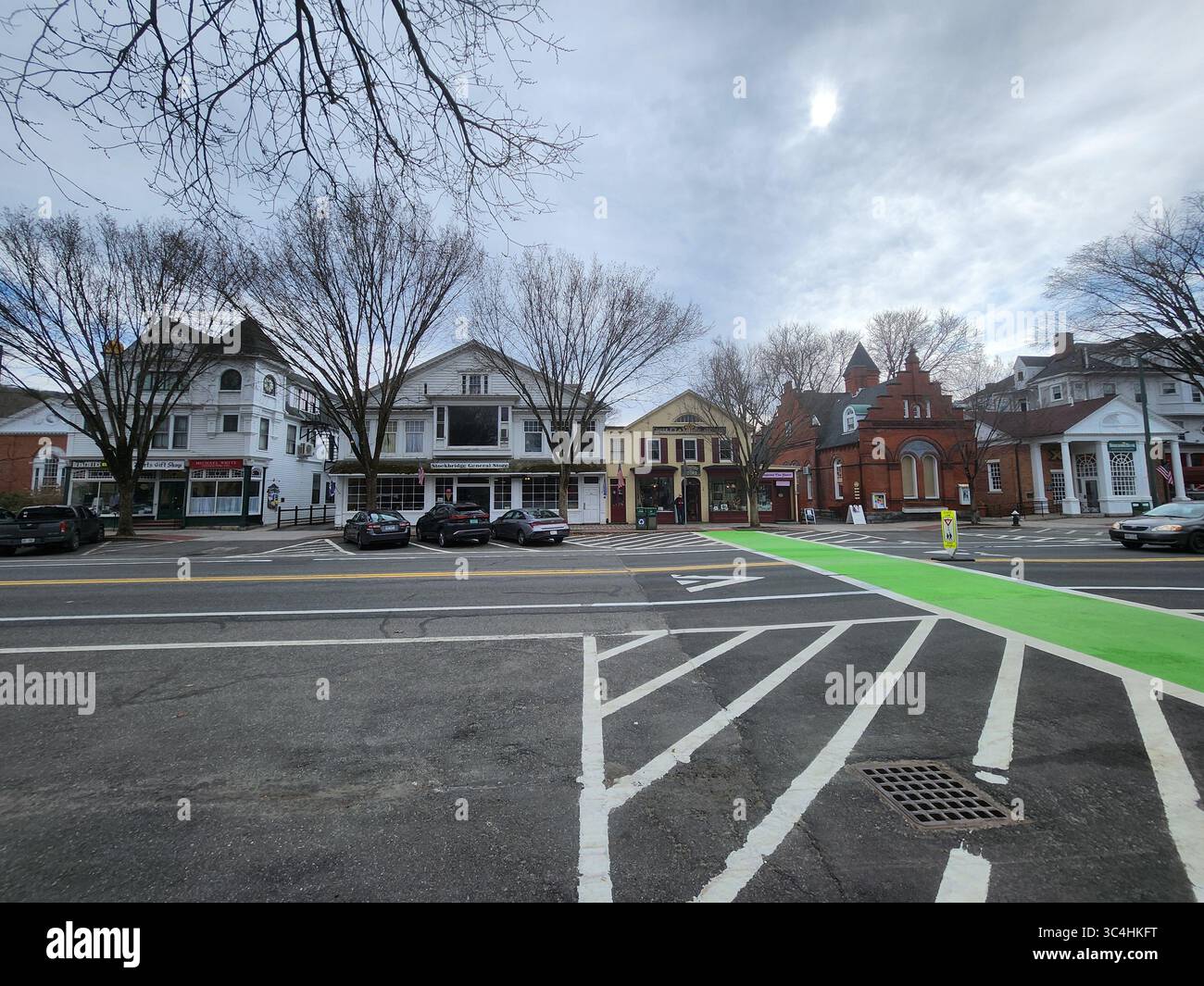 Les bâtiments réels représentés dans norman Rockets Home for Christmas (Stockbridge main Street à Noël) Banque D'Images