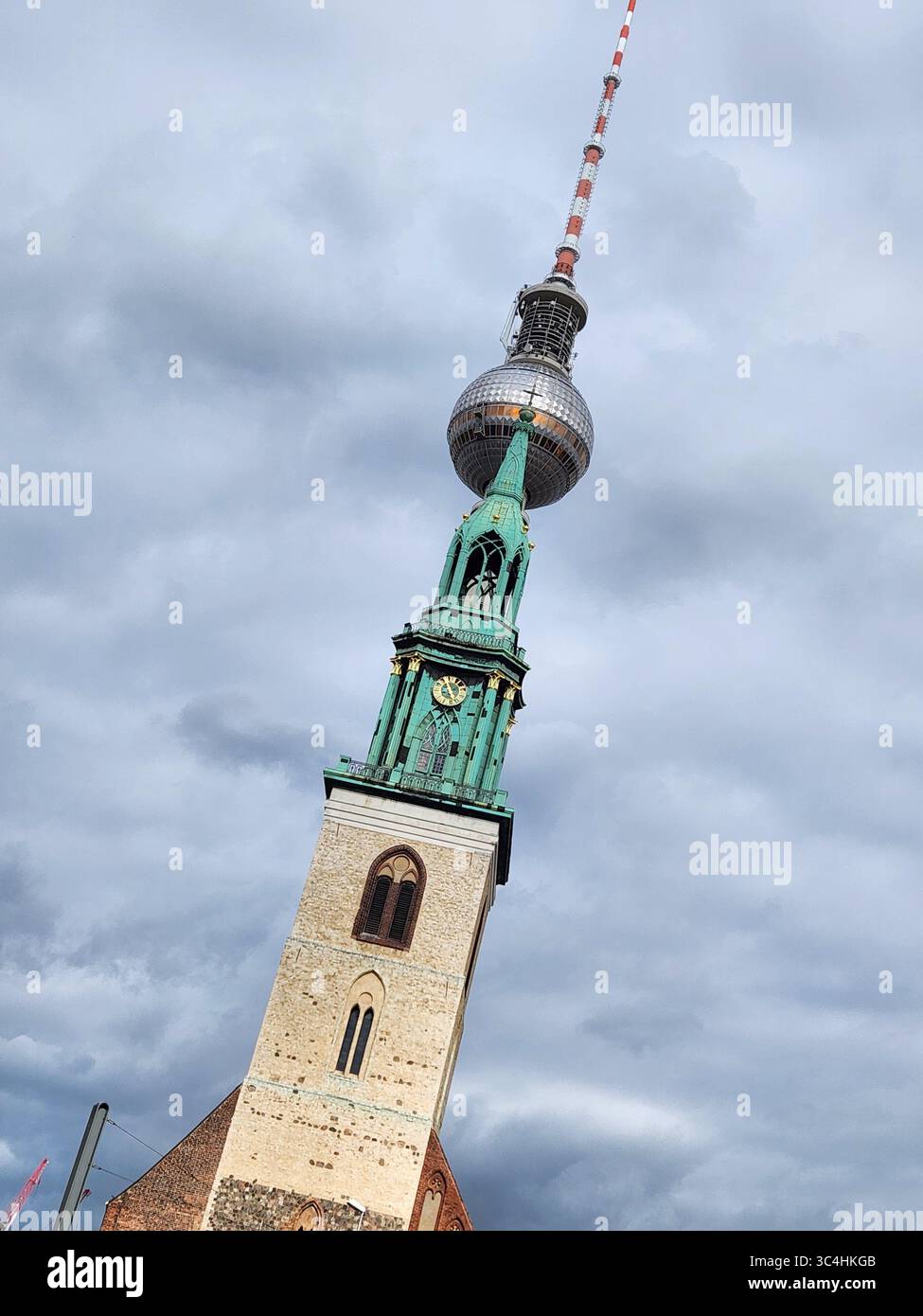 Fernsehturm Berlin avec clocher de l'église Banque D'Images