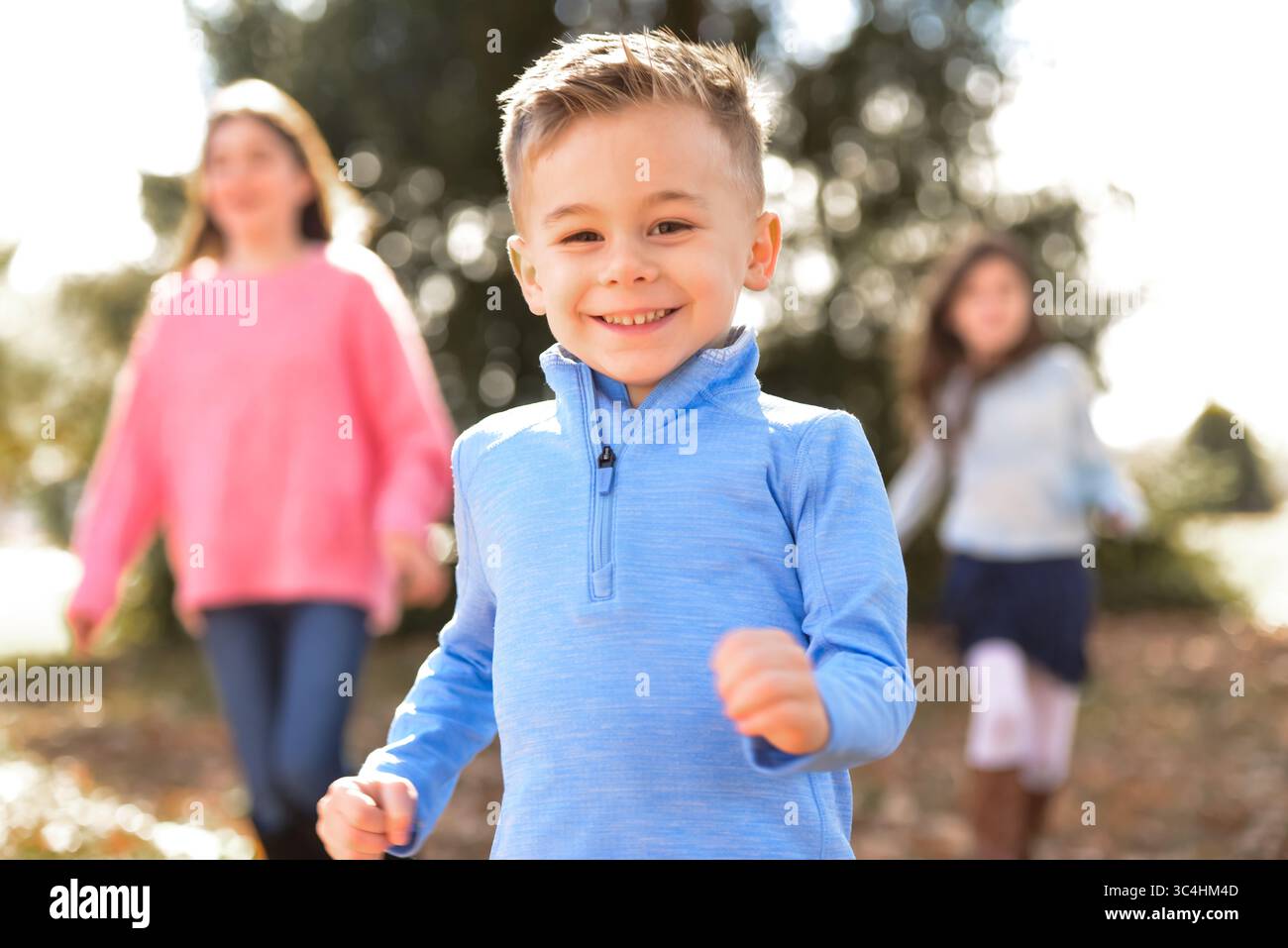 Garçon fuyant Sisters Banque D'Images