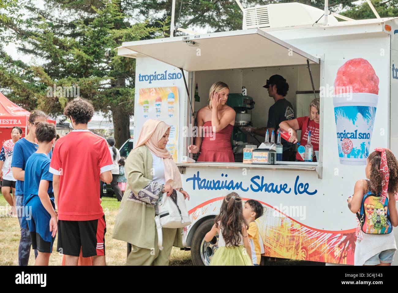 Auburn WA USA, 4 juillet 2025 - au festival dans le parc, stands de nourriture et de souvenirs. Les gens achètent de la nourriture dans un stand mobile Banque D'Images