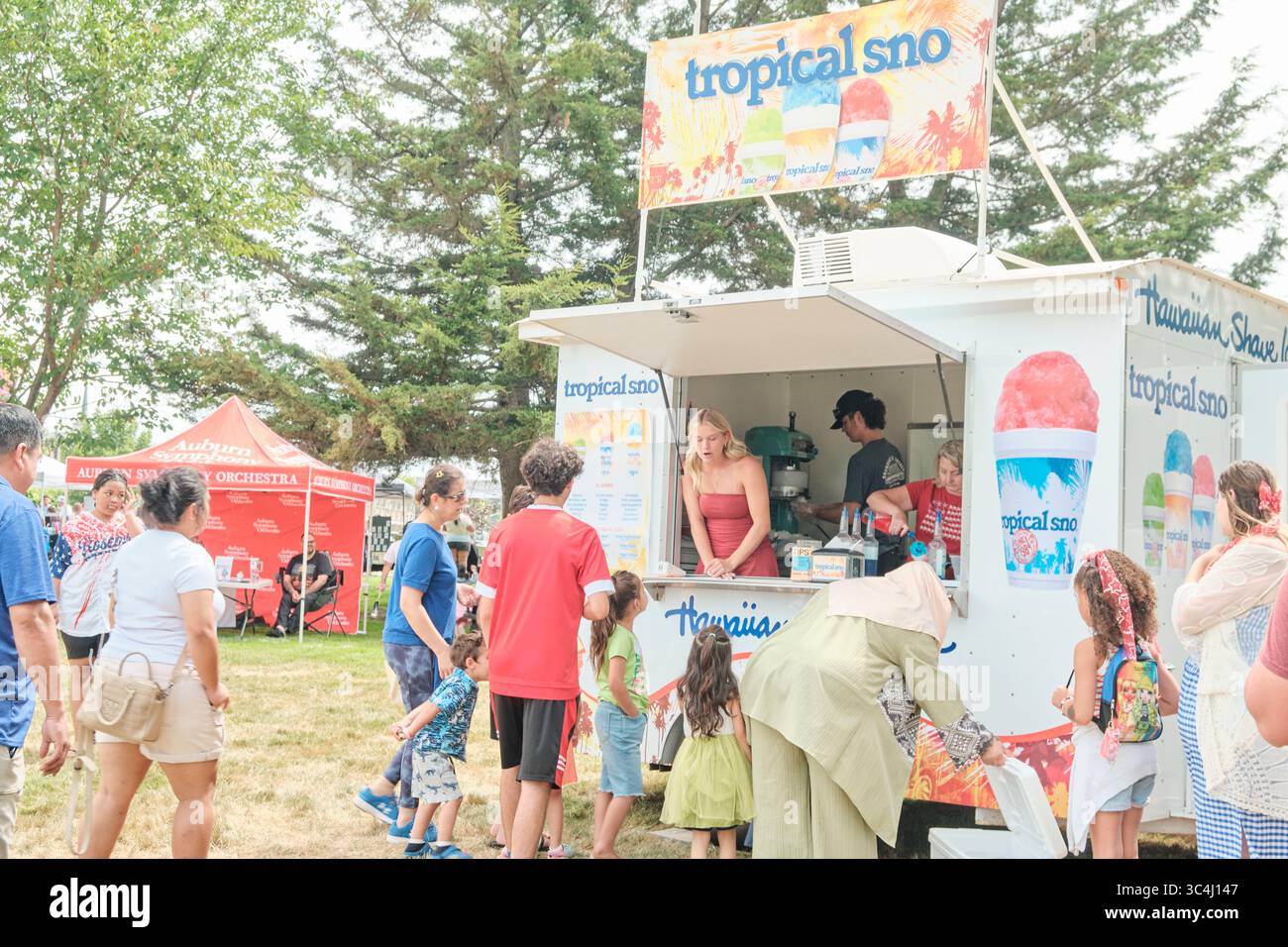 Auburn WA USA, 4 juillet 2025 - au festival dans le parc, stands de nourriture et de souvenirs. Les gens achètent de la nourriture dans un stand mobile Banque D'Images