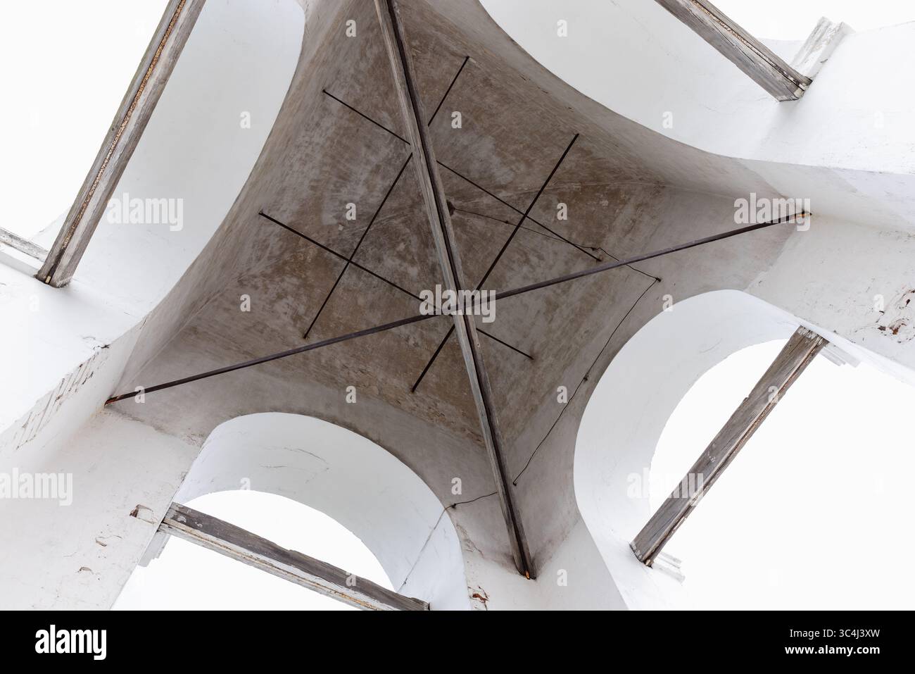 Église du prophète Elijah, Torzhok, Russie. Structure de tour de beffroi voûtée blanche Banque D'Images