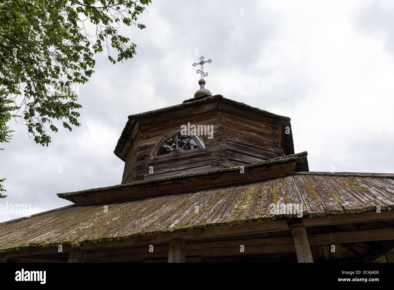 Chapelle de l'Assomption de la Bienheureuse Vierge Marie à Vasilevo, Russie. Un bâtiment d'église en bois vintage présentant des caractéristiques architecturales uniques, to Banque D'Images