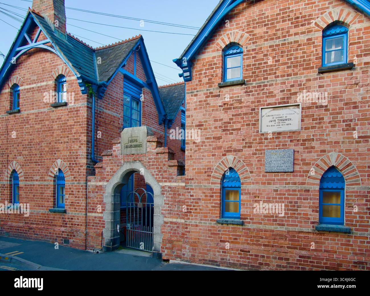 Chalets construits en 1875 à la mémoire de John Tredwen Padstow almshouses connu sous le nom de Tredwen court Middle Street Padstow Cornwall Angleterre Royaume-Uni Europe Banque D'Images