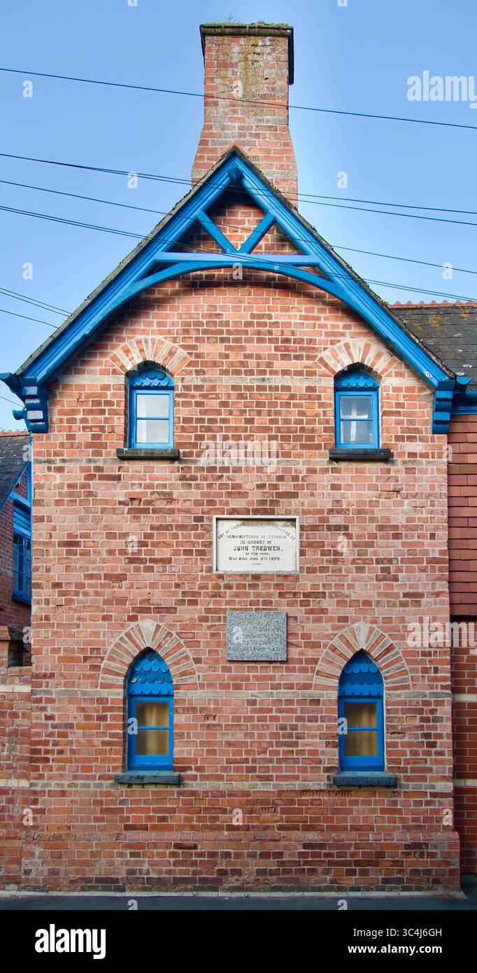 Chalets construits en 1875 à la mémoire de John Tredwen Padstow almshouses connu sous le nom de Tredwen court Middle Street Padstow Cornwall Angleterre Royaume-Uni Europe Banque D'Images