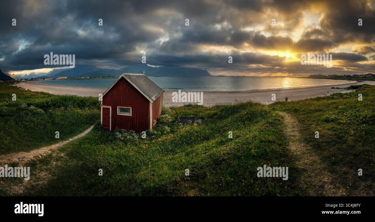 Cabine rouge sur Ramberg Beach au coucher du soleil, îles Lofoten, Norvège Banque D'Images