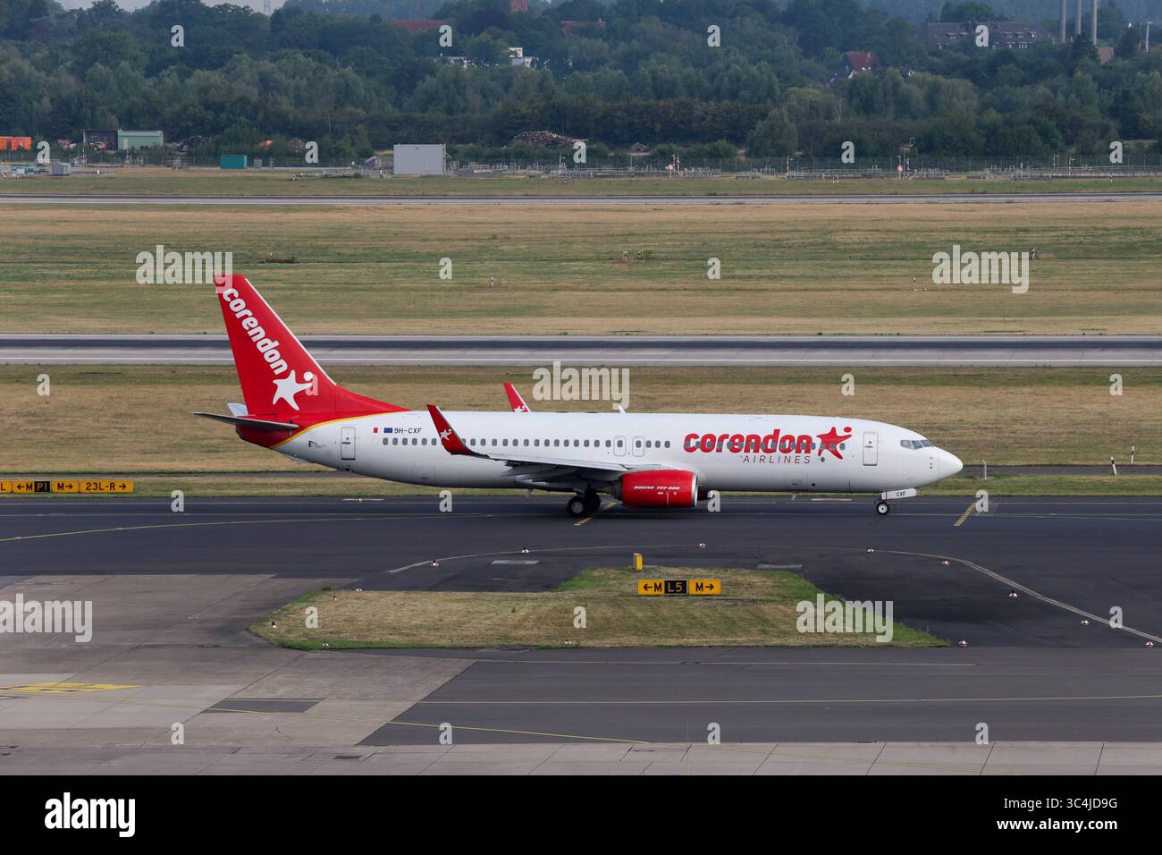 9H-CXF Corendon Airlines Europe Boeing 737-8KN AM Flughafen Düsseldorf. DUS EDDL. Düsseldorf, Nordrhein-Westfalen, DEU, Deutschland, 14.07.2025 *** 9H CXF Corendon Airlines Europe Boeing 737 8KN at Düsseldorf Airport dus EDDL Düsseldorf, Rhénanie du Nord-Westphalie, DEU, Allemagne, 14 07 2025 Banque D'Images