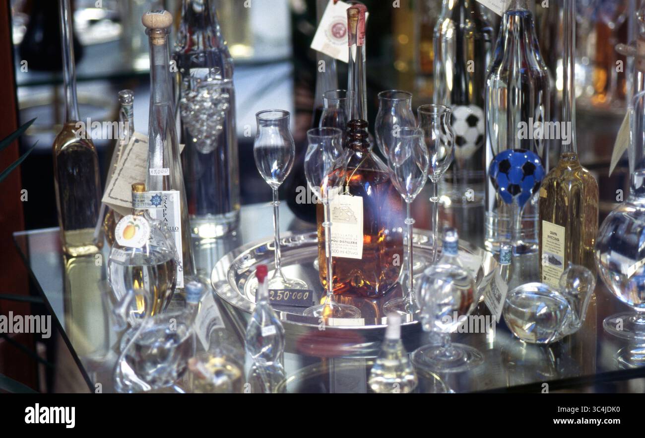 Italie Grappa bouteilles et Crystal Glasses Boutique Display Banque D'Images