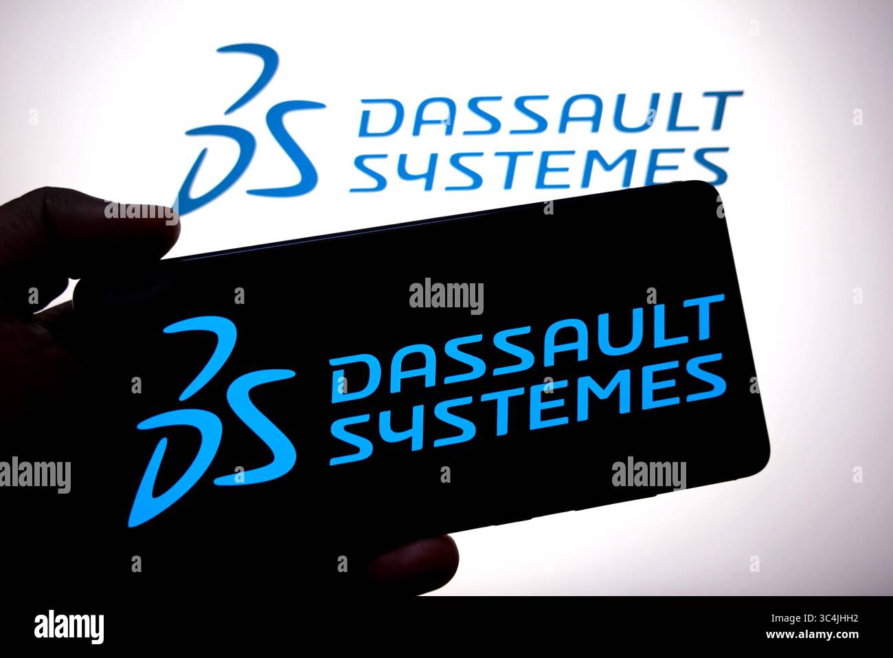 Inde. 27 juillet 2025. Sur cette illustration photo, un logo Dassault systèmes est affiché sur un smartphone et en arrière-plan. Crédit : SOPA images Limited/Alamy Live News Banque D'Images