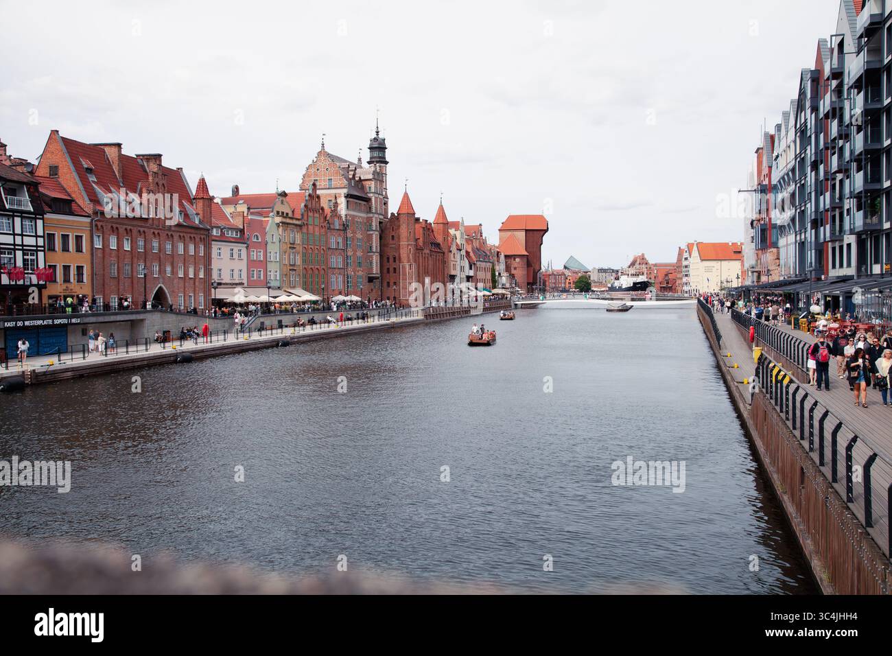 Gdansk, Pologne - 04-07-2025 - canal central dans la zone touristique d'une ville portuaire, séparant l'architecture historique et moderne Banque D'Images