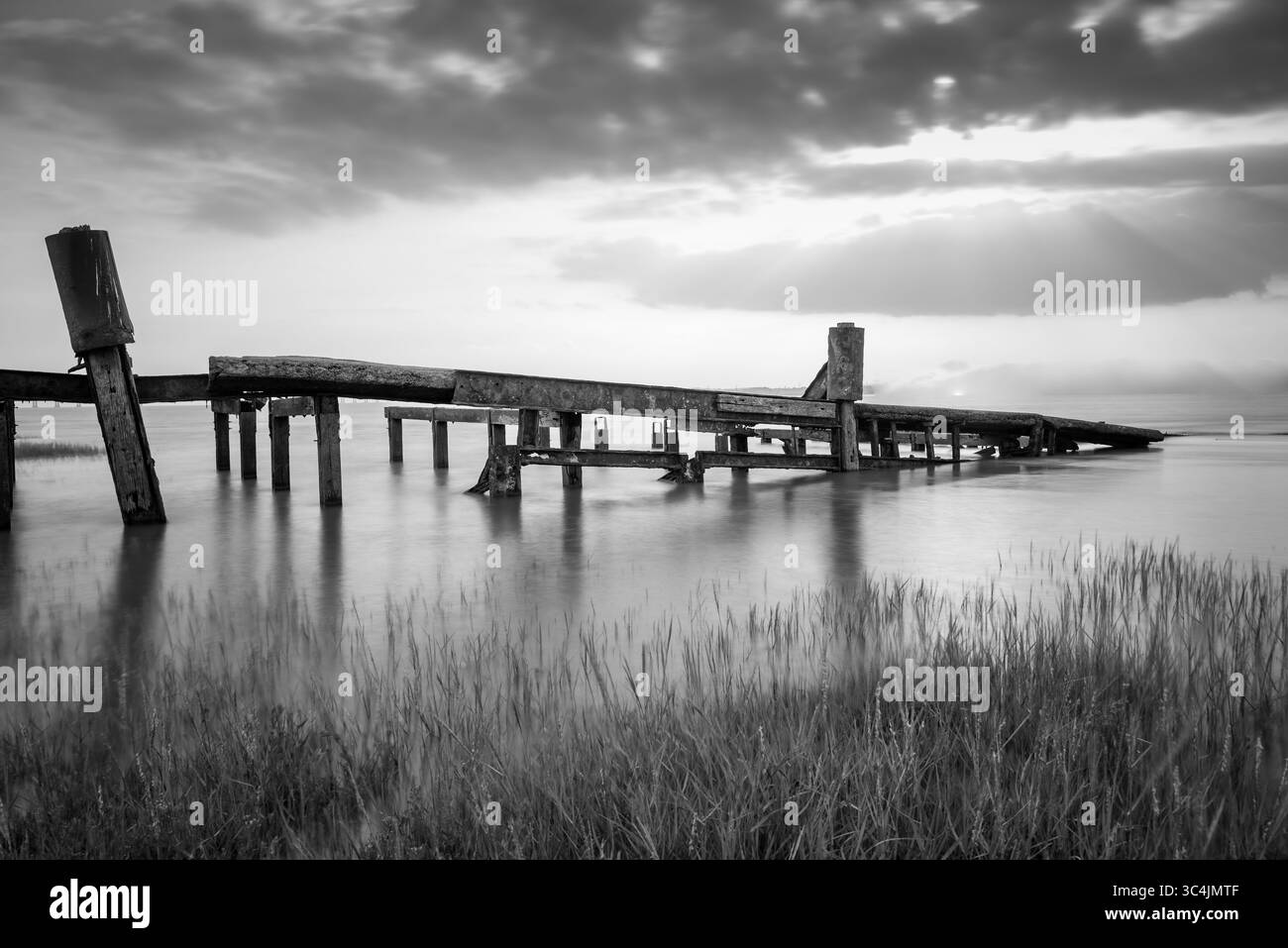 Les restes abandonnés du terminal de ferry de voiture Aust dans l'estuaire de Severn Royaume-Uni Banque D'Images