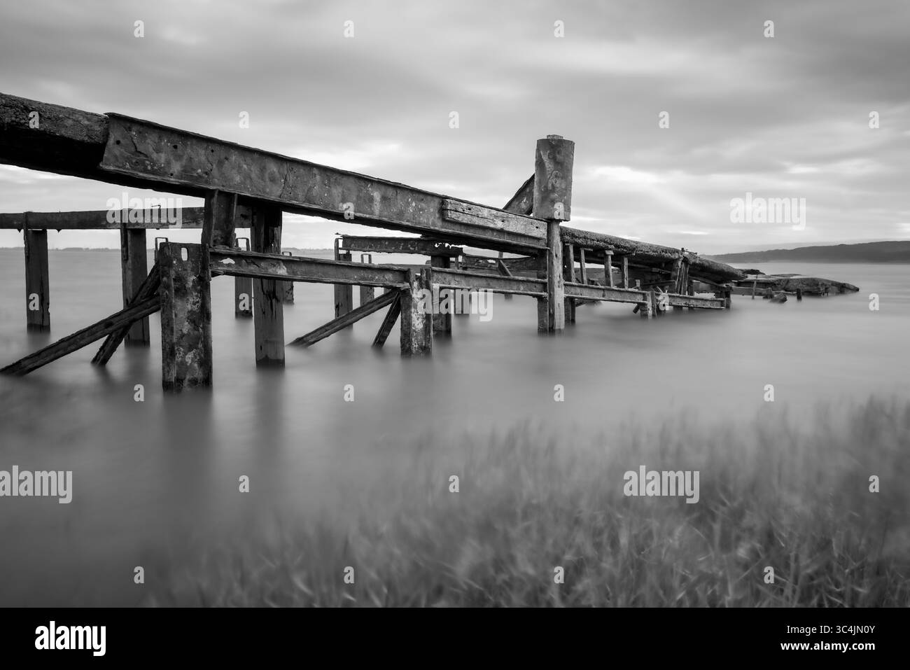 Les restes abandonnés du terminal de ferry de voiture Aust dans l'estuaire de Severn Royaume-Uni Banque D'Images
