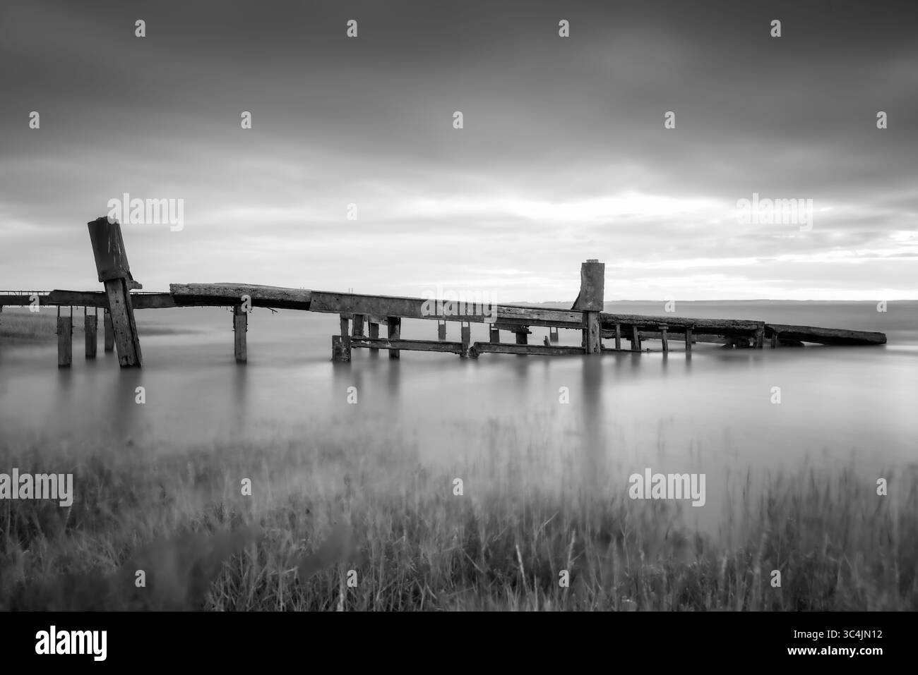 Les restes abandonnés du terminal de ferry de voiture Aust dans l'estuaire de Severn Royaume-Uni Banque D'Images