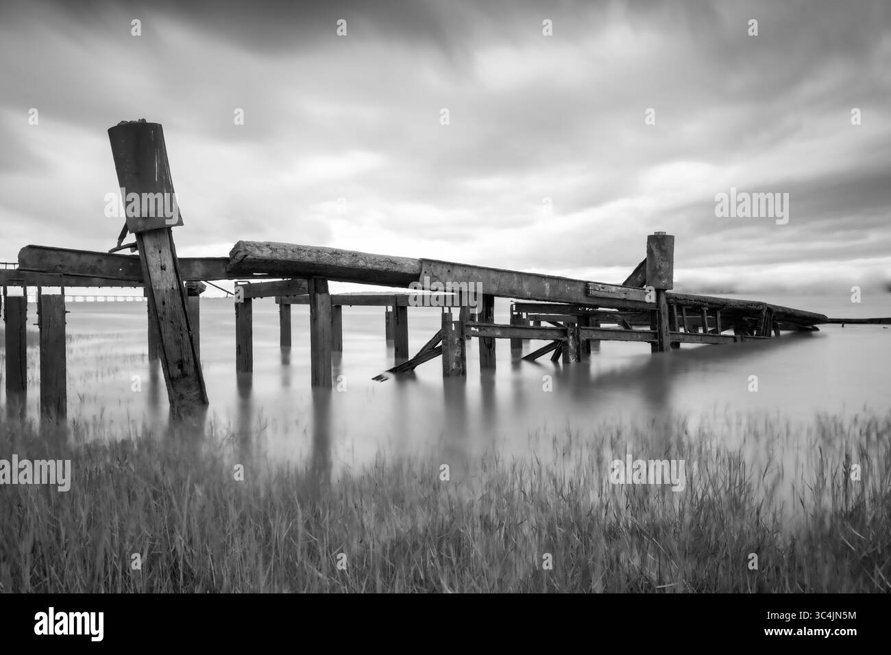 Les restes abandonnés du terminal de ferry de voiture Aust dans l'estuaire de Severn Royaume-Uni Banque D'Images