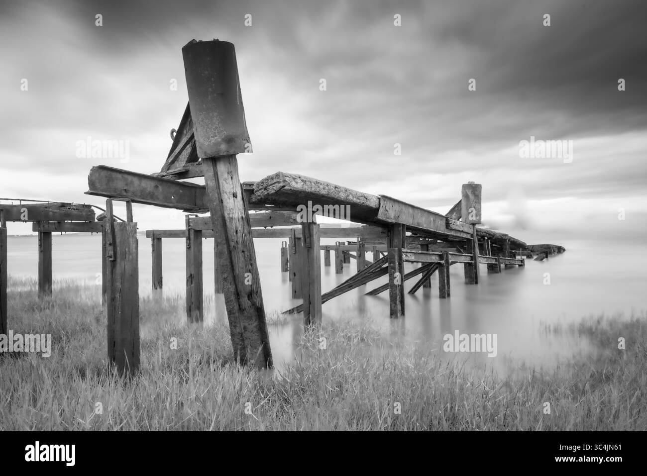 Les restes abandonnés du terminal de ferry de voiture Aust dans l'estuaire de Severn Royaume-Uni Banque D'Images