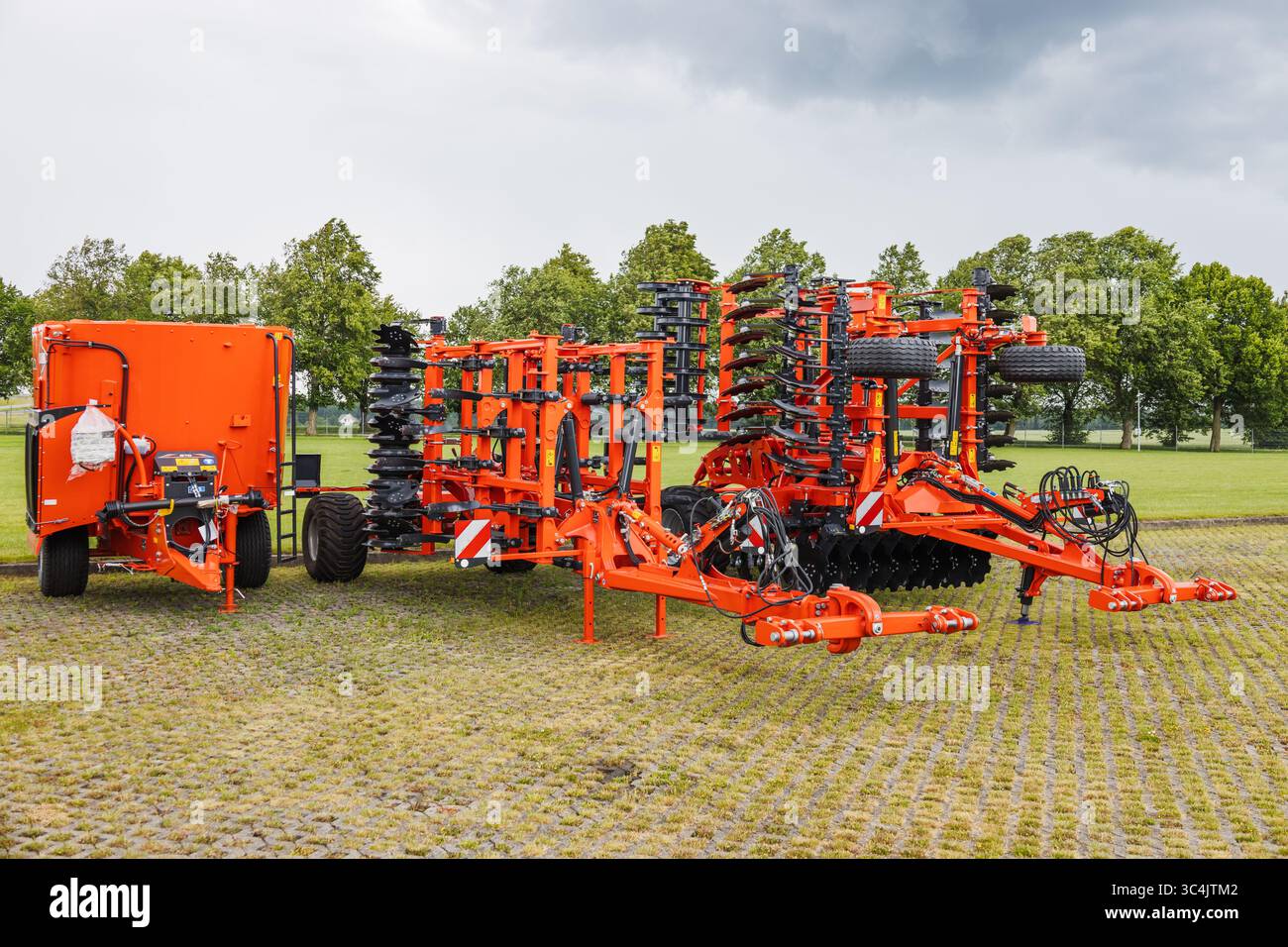 Cultivateur à disque et équipement de préparation du lit de semence sur Farm expo Lot. Kaunas, Lituanie, 19 juin 2025 Banque D'Images