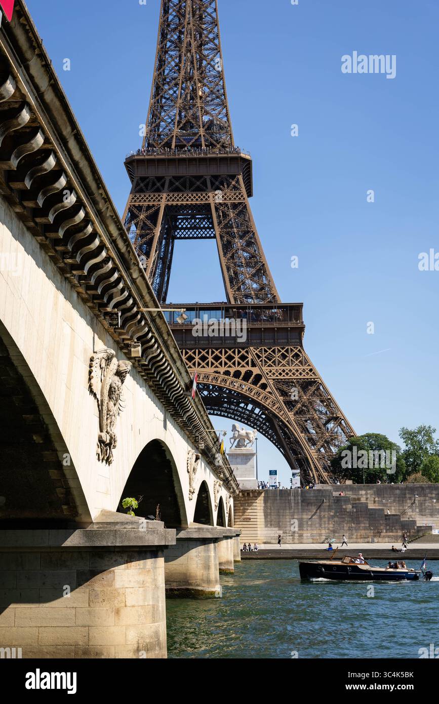 Tour Eiffel vue du Pont d'Iéna Pont avec structure en treillis de fer Paris, France Banque D'Images