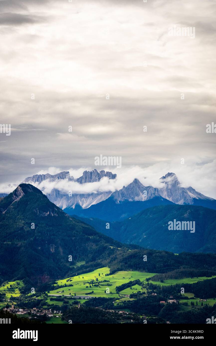 Vue sur les montagnes de Latemar dans le nord de l'Italie, partiellement couvertes de nuages Banque D'Images