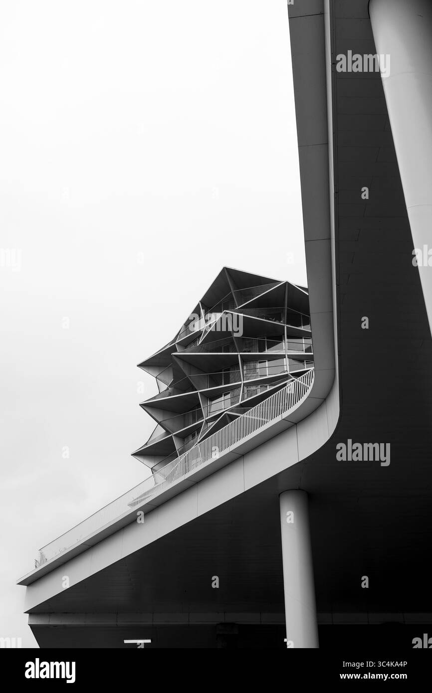 Les tours Kaktus de Copenhague, vues de dessous un viaduc Banque D'Images