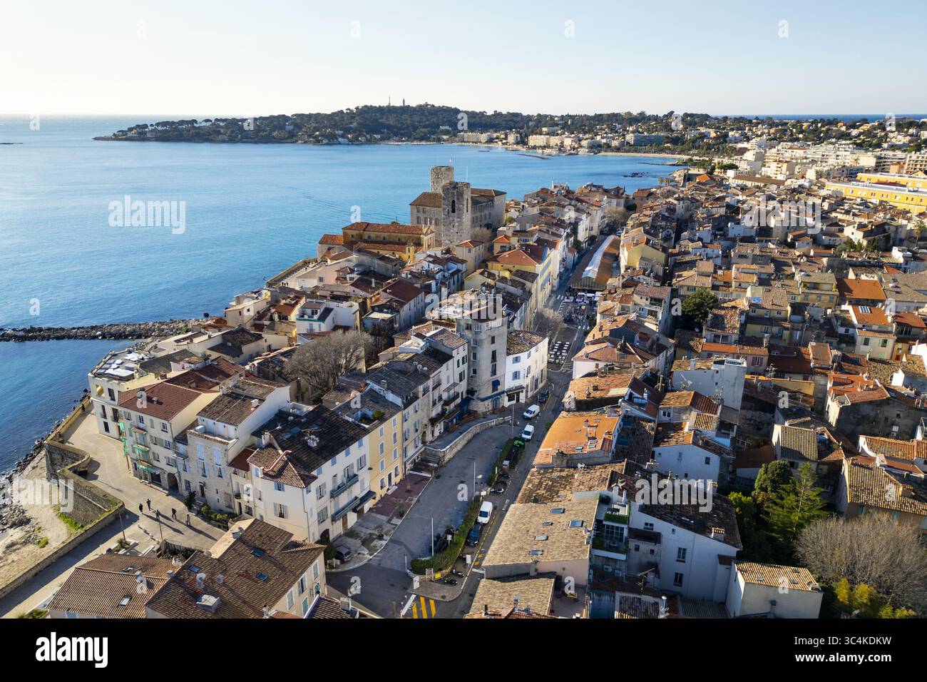 Vue aérienne de l'historique Château Grimaldi et les toits en terre cuite de la vieille ville rencontrent les eaux turquoises de la mer Méditerranée, Antibes, Provence-Alpes-Côte d'Azur, France. Banque D'Images
