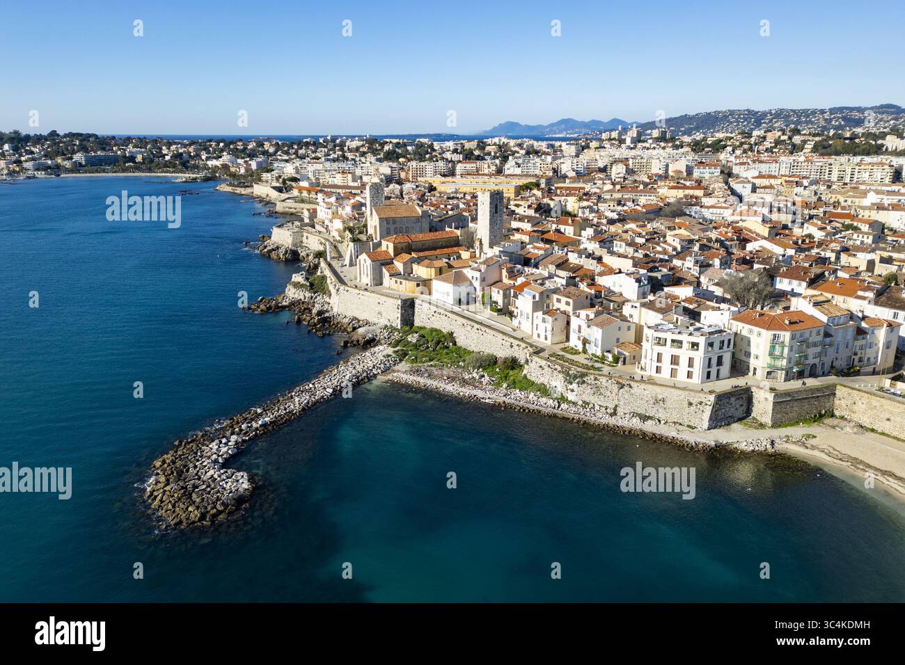 Vue aérienne des remparts embrasser la vieille ville d'Antibes, où les toits en terre cuite rencontrent la mer Azur, Antibes, Provence-Alpes-Côte d'Azur, France. Banque D'Images