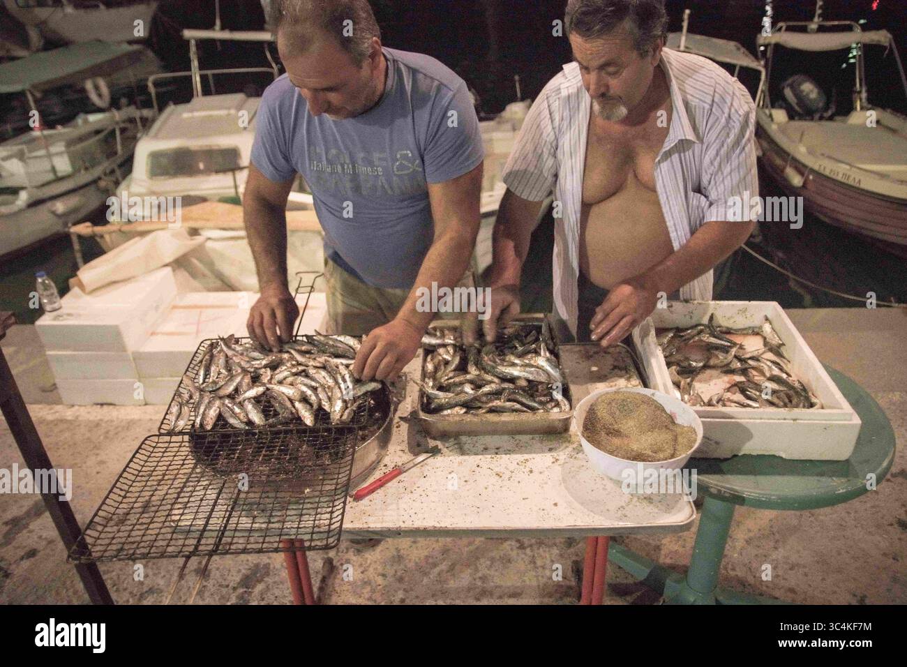 Septembre 3, 2018 - Chania, Grèce - deux torréfacteurs vus faire des sardines pendant le festival..le Festival de la Sardine est devenu une occasion à Chania chaque année, il a lieu sur la plage de Nea Chora où les gens mangent des sardines et écoutent de la musique crétoise traditionnelle. (Crédit image : © Nikolas Joao Kokovlis/SOPA images via ZUMA Wire) Banque D'Images
