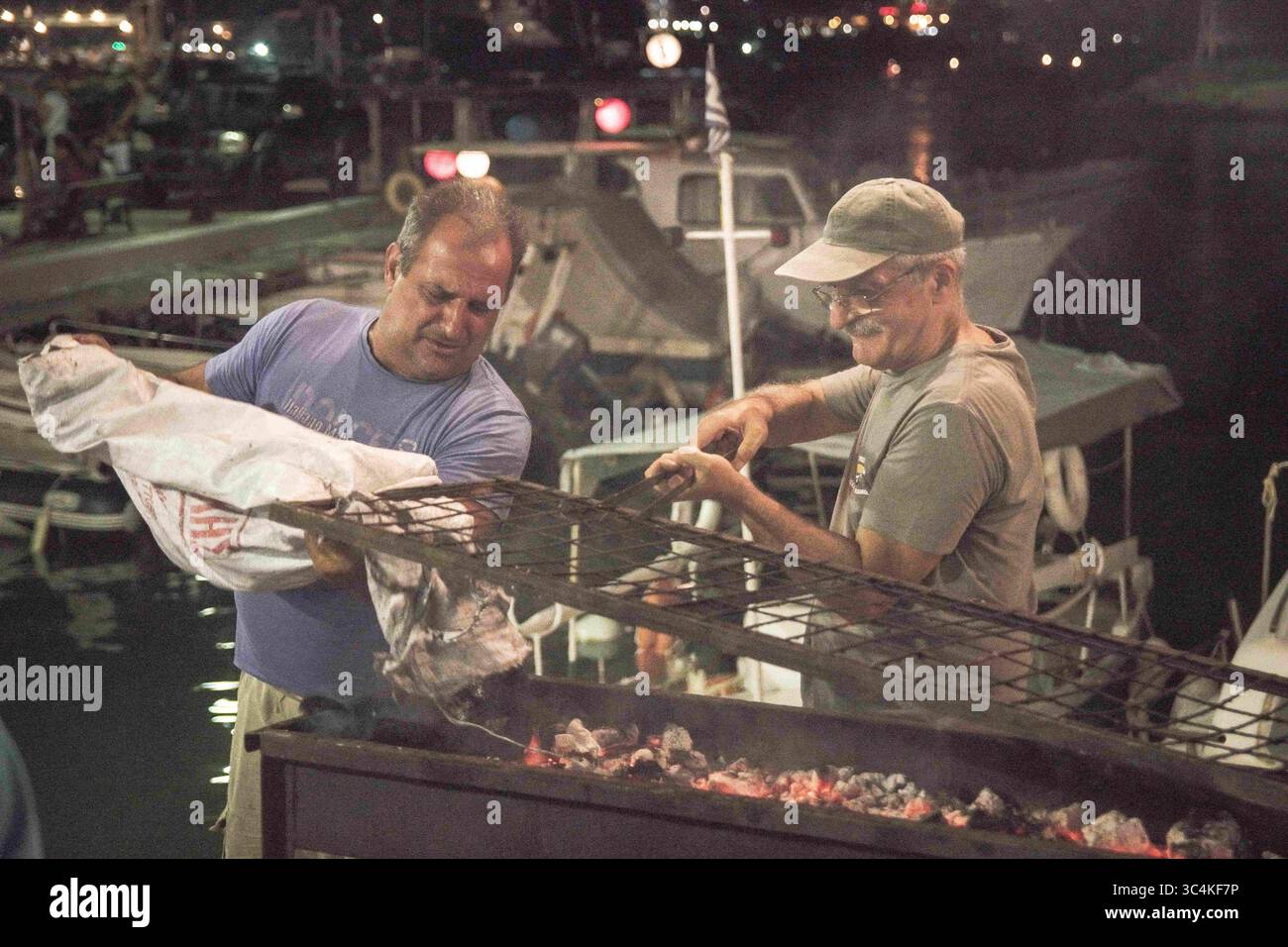 Septembre 3, 2018 - Chania, Grèce - deux torréfacteurs vus faire des sardines pendant le festival..le Festival de la Sardine est devenu une occasion à Chania chaque année, il a lieu sur la plage de Nea Chora où les gens mangent des sardines et écoutent de la musique crétoise traditionnelle. (Crédit image : © Nikolas Joao Kokovlis/SOPA images via ZUMA Wire) Banque D'Images