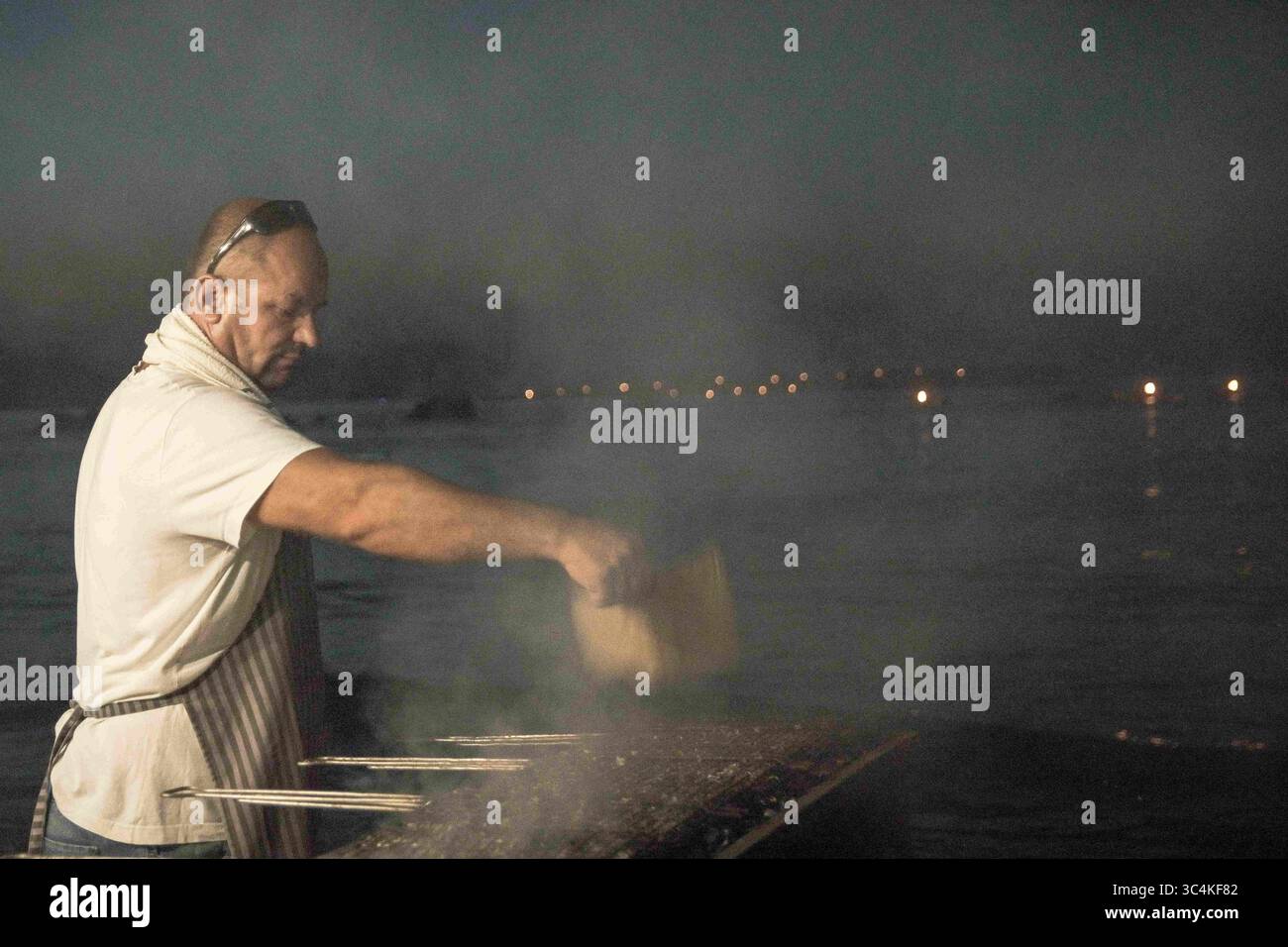 Septembre 3, 2018 - Chania, Grèce - torréfacteur vu faire des sardines pendant le festival..le Festival Sardine est devenu une occasion à Chania chaque année, il a lieu sur la plage de Nea Chora où les gens mangent des sardines et écoutent de la musique traditionnelle crétoise. (Crédit image : © Nikolas Joao Kokovlis/SOPA images via ZUMA Wire) Banque D'Images