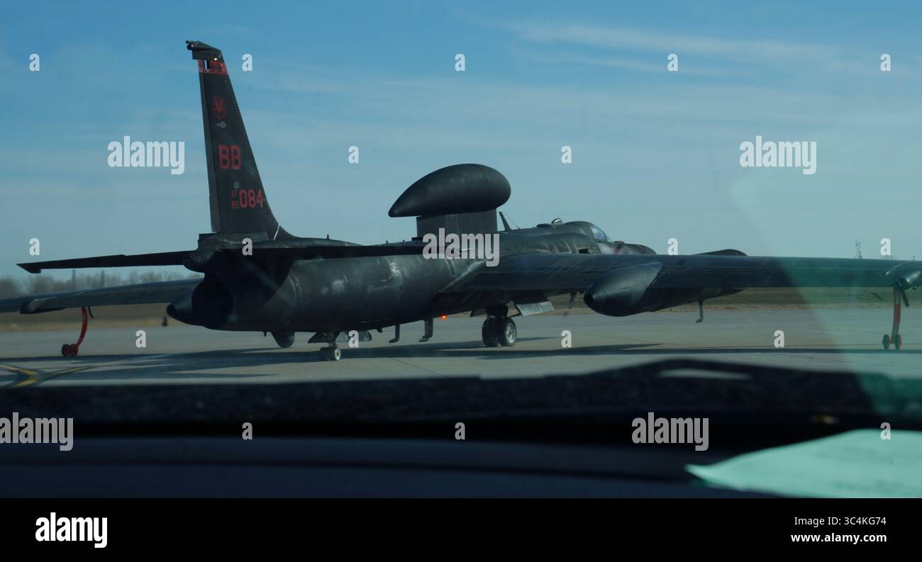 Un U-2 Dragon Lady de l'US Air Force prend un taxi sur la ligne de vol pendant Dragon Flag EAST, le 1er avril 2023, à Offutt Air Force base, Nebraska. Reconnaissance donc Banque D'Images