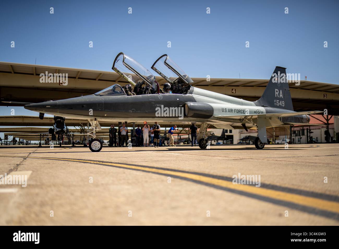 Le Major Warren Kuhn de l'US Air Force, pilote instructeur du 560th Flying Training Squadron, taxe un T-38 talon avec le capitaine de marine à la retraite David J. Carey auparavant Banque D'Images
