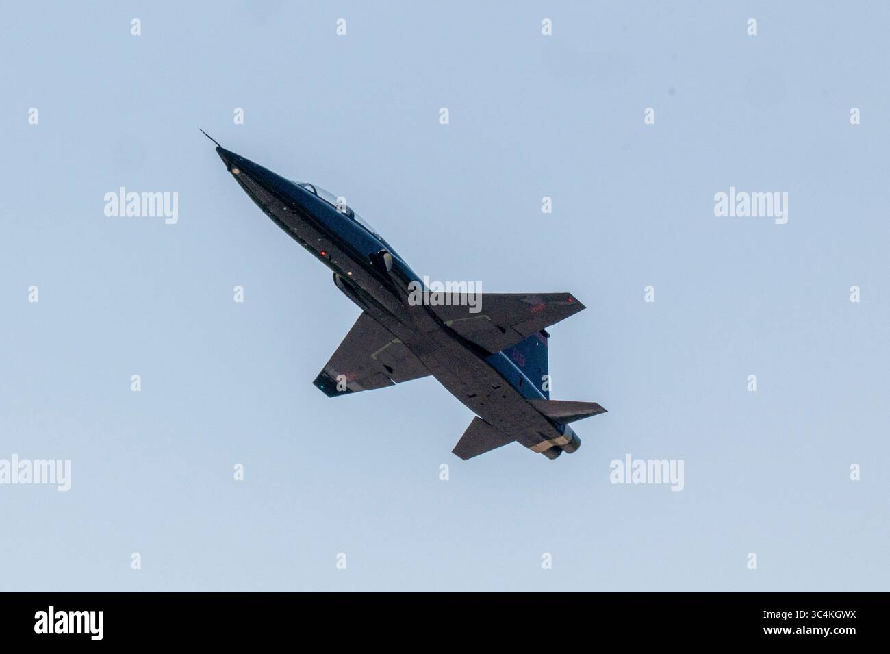 Un T-38 talon de la 9e escadre de reconnaissance survole Oshkosh, Wisconsin, le 21 juillet 2025. Le T-38 a effectué un survol avant d'atterrir à Experimental Aircraft Banque D'Images