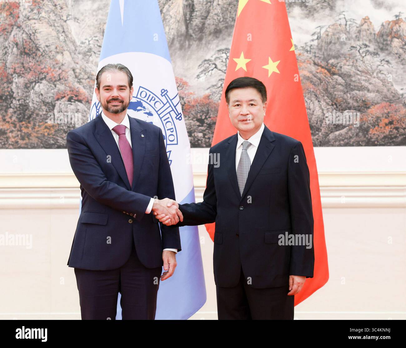 Pékin, Chine. 29 juillet 2025. Le Conseiller d’Etat chinois et Ministre de la sécurité publique Wang Xiaohong rencontre Valdecy Urquiza, Secrétaire général de l’Organisation internationale de police criminelle (Interpol), à Pékin, capitale de la Chine, le 29 juillet 2025. Crédit : Ding Haitao/Xinhua/Alamy Live News Banque D'Images