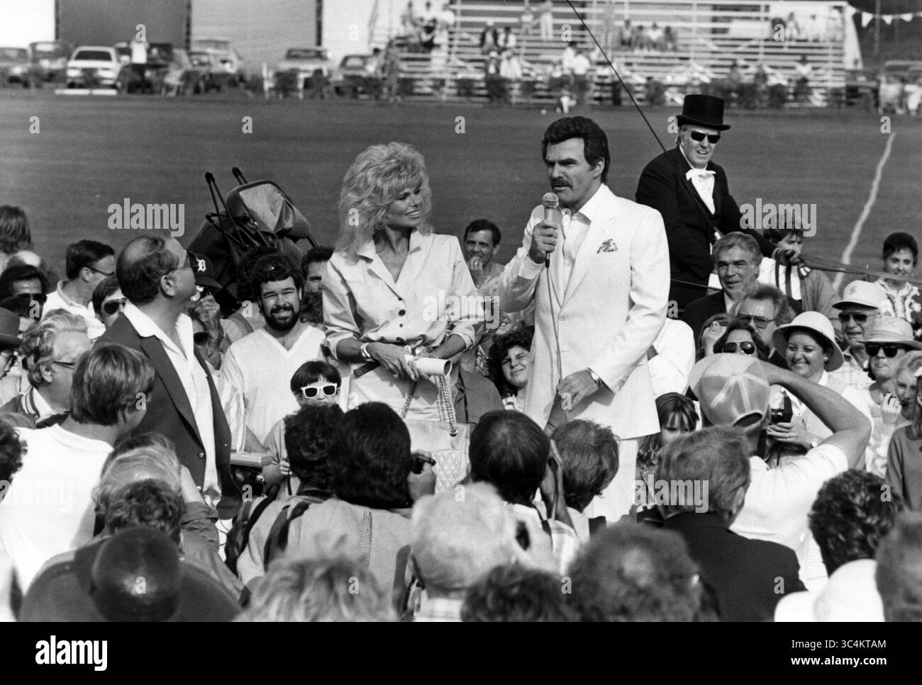 10 mars 2009 - Boca Raton, FL, USA - Burt Reynolds et sa petite amie Loni Anderson au Royal Palm Polo à Boca Raton, Floride, le 15 mars 1987. (Crédit image : © Anne Ryan/Sun Sentinel/TNS via ZUMA Wire) Banque D'Images 10 mars 2009 - Boca Raton, FL, USA - Burt Reynolds et sa petite amie Loni Anderson au Royal Palm Polo à Boca Raton, Floride, le 15 mars 1987. (Crédit image : © Anne Ryan/Sun Sentinel/TNS via ZUMA Wire) Banque D'Images