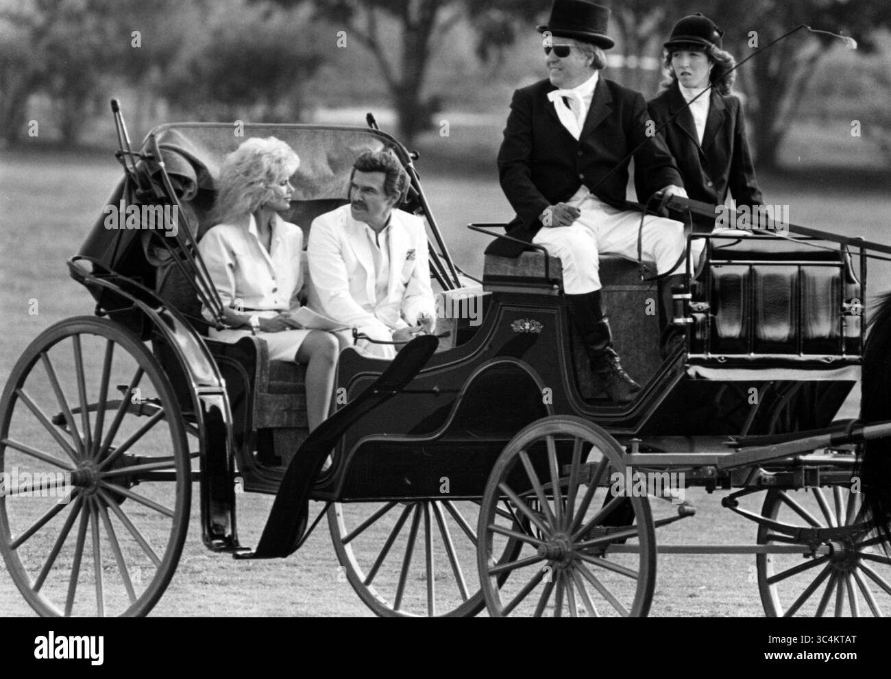 10 mars 2009 - Boca Raton, FL, USA - Burt Reynolds et Loni Anderson sont escortés à leur hélicoptère dans un autocar Visavis 1800 après la remise des prix au Royal Palm Polo à Boca Raton, Floride, le 15 mars 1987. Le conducteur de l'autocar est Jim Oberdorf et à côté de lui est sa fille Teresa. (Crédit image : © Anne Ryan/Sun Sentinel/TNS via ZUMA Wire) Banque D'Images 10 mars 2009 - Boca Raton, FL, USA - Burt Reynolds et Loni Anderson sont escortés à leur hélicoptère dans un autocar Visavis 1800 après la remise des prix au Royal Palm Polo à Boca Raton, Floride, le 15 mars 1987. Le conducteur de l'autocar est Jim Oberdorf et à côté de lui est sa fille Teresa. (Crédit image : © Anne Ryan/Sun Sentinel/TNS via ZUMA Wire) Banque D'Images