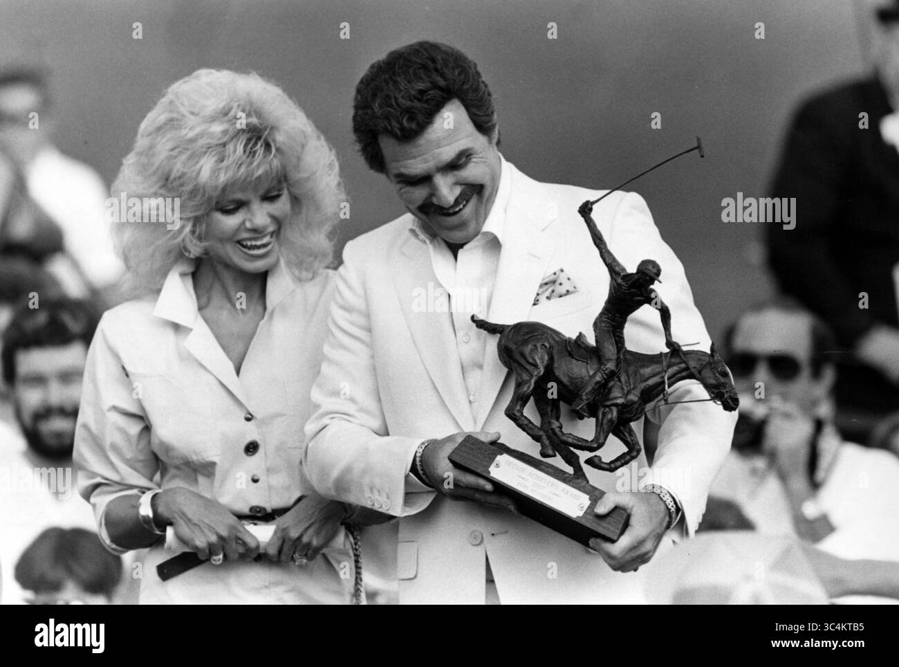 10 mars 2009 - Boca Raton, FL, USA - Burt Reynolds et Loni Anderson au Royal Palm Polo à Boca Raton, Floride le 15 mars 1987. Burt Reynolds et sa petite amie Loni Anderson regardent le prix de Burt pour la décennie de réalisation dimanche après-midi. Reynolds et Anderson ont volé en hélicoptère avant un match de polo pour recevoir le prix. (Crédit image : © Anne Ryan/Sun Sentinel/TNS via ZUMA Wire) Banque D'Images 10 mars 2009 - Boca Raton, FL, USA - Burt Reynolds et Loni Anderson au Royal Palm Polo à Boca Raton, Floride le 15 mars 1987. Burt Reynolds et sa petite amie Loni Anderson regardent le prix de Burt pour la décennie de réalisation dimanche après-midi. Reynolds et Anderson ont volé en hélicoptère avant un match de polo pour recevoir le prix. (Crédit image : © Anne Ryan/Sun Sentinel/TNS via ZUMA Wire) Banque D'Images