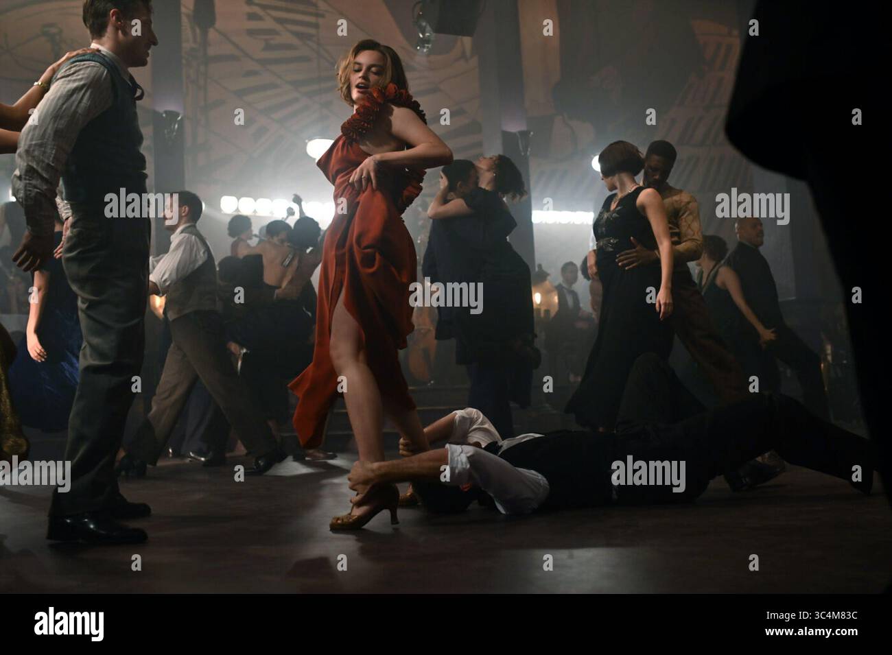 Death on the Nile est un film mystère réalisé par Kenneth Branagh en 2022 à partir d'un scénario de Michael Green, basé sur le roman du même nom de 1937 d'Agatha Christie, et la deuxième adaptation grand écran du roman de Christie, après le film de 1978. Suite à Murder on the Orient Express (2017) et deuxième opus de la série Hercule Poirot, il a été produit par Branagh, Ridley Scott, Judy Hofflund et Kevin J. Walsh. Il met en vedette un casting d'ensemble avec Branagh et Tom Bateman reprenant leurs rôles respectifs de Hercule Poirot et Bouc. Banque D'Images