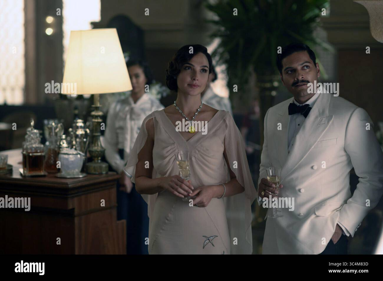 Death on the Nile est un film mystère réalisé par Kenneth Branagh en 2022 à partir d'un scénario de Michael Green, basé sur le roman du même nom de 1937 d'Agatha Christie, et la deuxième adaptation grand écran du roman de Christie, après le film de 1978. Suite à Murder on the Orient Express (2017) et deuxième opus de la série Hercule Poirot, il a été produit par Branagh, Ridley Scott, Judy Hofflund et Kevin J. Walsh. Il met en vedette un casting d'ensemble avec Branagh et Tom Bateman reprenant leurs rôles respectifs de Hercule Poirot et Bouc. Banque D'Images