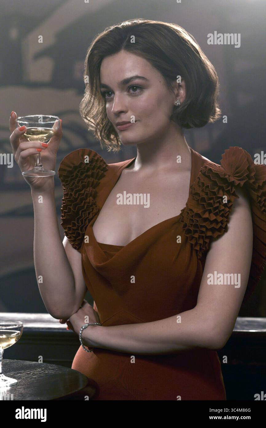 Death on the Nile est un film mystère réalisé par Kenneth Branagh en 2022 à partir d'un scénario de Michael Green, basé sur le roman du même nom de 1937 d'Agatha Christie, et la deuxième adaptation grand écran du roman de Christie, après le film de 1978. Suite à Murder on the Orient Express (2017) et deuxième opus de la série Hercule Poirot, il a été produit par Branagh, Ridley Scott, Judy Hofflund et Kevin J. Walsh. Il met en vedette un casting d'ensemble avec Branagh et Tom Bateman reprenant leurs rôles respectifs de Hercule Poirot et Bouc. Banque D'Images