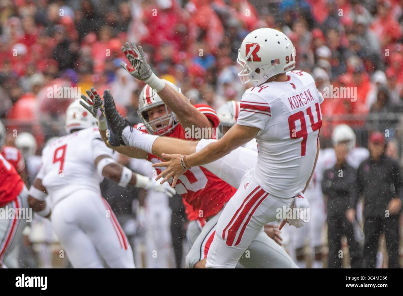 8 septembre 2018 - Columbus, Ohio, États-Unis - Pete Werner (20), linebacker des Buckeyes de l'Ohio State, bloque presque un punt du punter Adam Korsak (94) des Rutgers Scarlet Knights dans la première moitié du match entre les Rutgers Scarlet Knights et les Ohio State Buckeyes au stade Ohio, Columbus, Ohio. (Crédit image : © Scott Stuart/ZUMA Wire) Banque D'Images