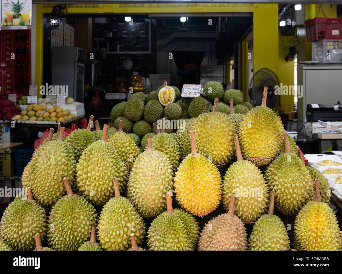 Fruits durian sur un étal de marché à Singapour Banque D'Images