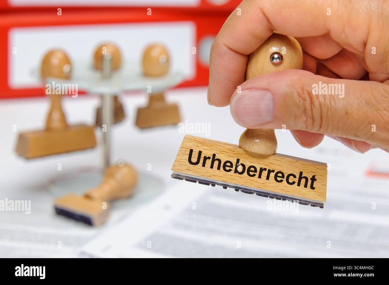 Urheberrecht zum Schutz des geistigen und künstlerischen Eigentums Ein Holzstempel ist beschriftet mit dem Aufdruck Urheberrecht als Symbol für den SC Banque D'Images