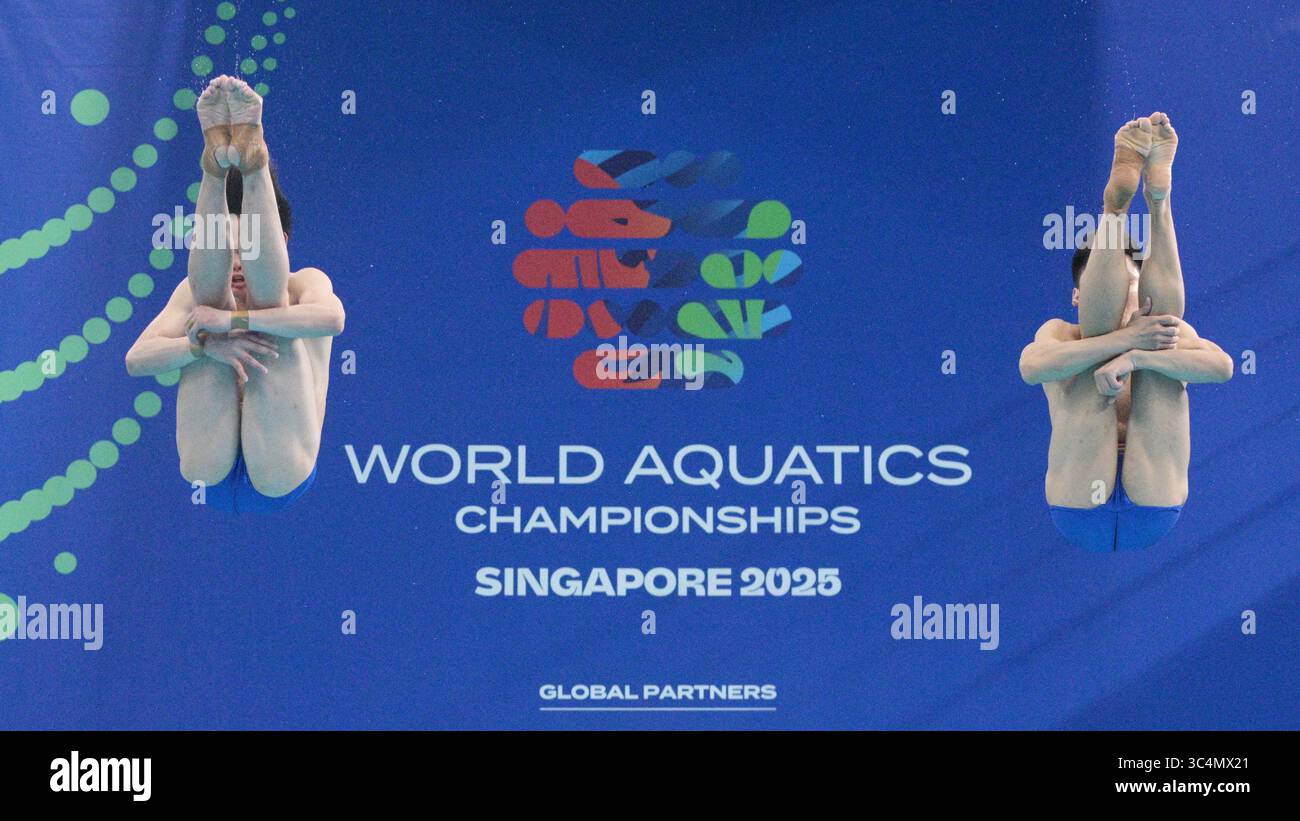 Singapour. 29 juillet 2025. Cheng Zilong/Zhu Zifeng, de Chine, concourent lors de la finale masculine de plongée en plate-forme synchronisée au 10m aux Championnats du monde de natation à Singapour, le 29 juillet 2025. Credit : puis Chih Wey/Xinhua/Alamy Live News Banque D'Images